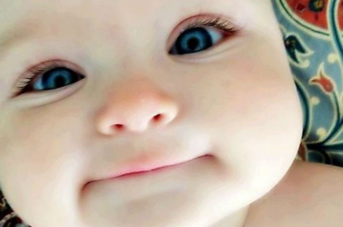 動画 人気 赤ちゃん 【海外発！Breaking News】不機嫌な顔の赤ちゃんが人気急上昇